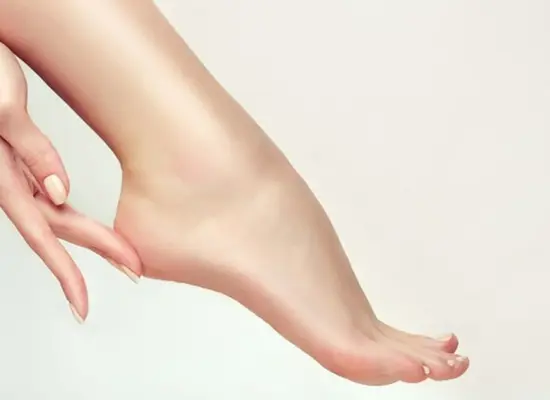 Beaute_des_pieds+callus_avec_vernis
