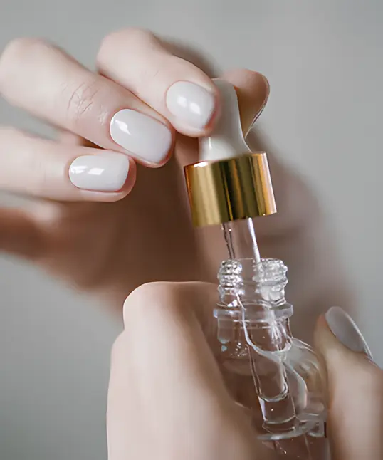 Depose_de_vernis_Semi-permanent_soin_des_mains